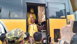 Ketua Umum Partai Golkar Bahlil Lahadalia saat melepas peserta mudik dalam program Mudik Gratis Bersama Partai Golkar Tahun 2025, Rabu, 26/3/2025 | Muhammad Reza/Forum Keadilan