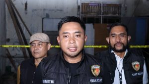 Wakasat Reskrim Polres Metro Jakarta Barat AKP Dimitri Mahendra saat memberikan keterangan kepada media di TKP diduga gudang motor curian, Kalideres, Jakarta Barat, Rabu, 26/3/2025 | Ari Kurniansyah/Forum Keadilan