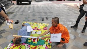 Rekonstruksi pembunuhan pengemudi ojek online berinisial RAW oleh pekerja keamanan HJ, di Polda Metro Jaya, Kamis, 27/3/2025 | Ist