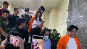 Nikita Mirzani saat dibawa tim penyidik Ditressiber Polda Metro Jaya menggenakan baju tahanan, Selasa 4/3/2025 | Ari Kurniansyah/Forum Keadilan