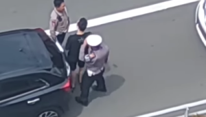 Tangkapan layar diduga Polantas lakukan pungli pada salah seorang pengguna kendaraan roda empat | Instagram @depokinfo24jam