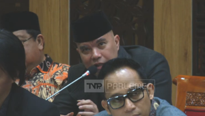 Musisi sekaligus anggota Komisi X DPR RI Ahmad Dhani dalam rapat kerja bersama Kementerian Pemuda dan Olahraga (Kemenpora) pada Rabu, 5/3/2025 | YouTube TVR Parlemen