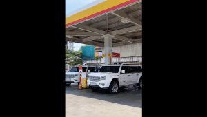 Mobil Maung Garuda MV3 Limousine putih sedang mengisi Bahan Bakar Minyak (BBM) di SPBU Shell | X @cobeh2022
