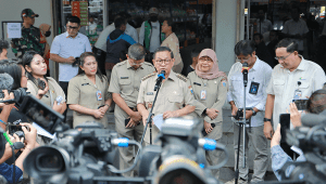 Gubernur DKI Jakarta Pramono Anung memberikan keterangan pers di Pasar Induk Kramat Jati, Jakarta Timur, Senin, 10/3/2025. | Dok Pemprov DKI Jakarta