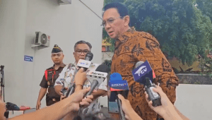 Basuki Tjahaja Purnama atau Ahok, memenuhi panggilan Kejaksaan Agung (Kejagung) dalam kasus dugaan korupsi tata kelola minyak mentah Pertamina periode 2018-2023, di di kompleks Kejagung, Kebayoran Baru, Jakarta Selatan (Jaksel), pada Kamis, 13/3/2025. | Ari Kurniansyah/ Forum Keadilan