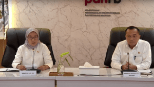 Menteri Pendayagunaan Aparatur Negara dan Reformasi Birokrasi (PANRB) Rini Widyantini dan Menteri Sekretaris Negara (Sesneng) Prasetyo Hadi saat konferensi pers, di Kantor Kementerian Pendayagunaan Aparatur Negara dan Reformasi Birokrasi (Kemenpan RB), di Jakarta Selatan, pada Senin, 17/3/2025. | Dok Youtube Kementerian PANRB