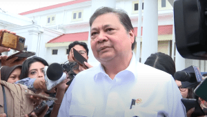 Menteri Koordinator (Menko) Bidang Perekonomian Airlangga Hartarto memberikan keterangan pers di Istana Kepresidenan, Jakarta, Rabu, 26/3/2025. | Youtube Sekretariat Presiden