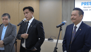 Menteri Koordinator (Menko) Bidang Hukum, HAM, Imigrasi, dan Pemasyarakatan (Kumham Imipas) RI Yusril Ihza Mahendra dan Otto Hasibuan Wakil Koordinator (Menko) Bidang Hukum, HAM, Imigrasi, dan Pemasyarakatan (Kumham Imipas) RI Yusril Ihza Mahendra, saat konferensi pers terkait Permasalahan Hukum Antara Navayo International AG dan Kementerian Pertahanan pada Kamis, 27/3/2025. | Youtube Kemenko Kumham Imipas