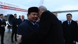 Presiden Prabowo Subianto disambut langsung dengan pelukan hangat oleh Presiden Turki Recep Tayyip Erdogan setibanya di Bandara Internasional Esenboga, Ankara, Turki, Rabu, 9/4/2025 | X @prabowo