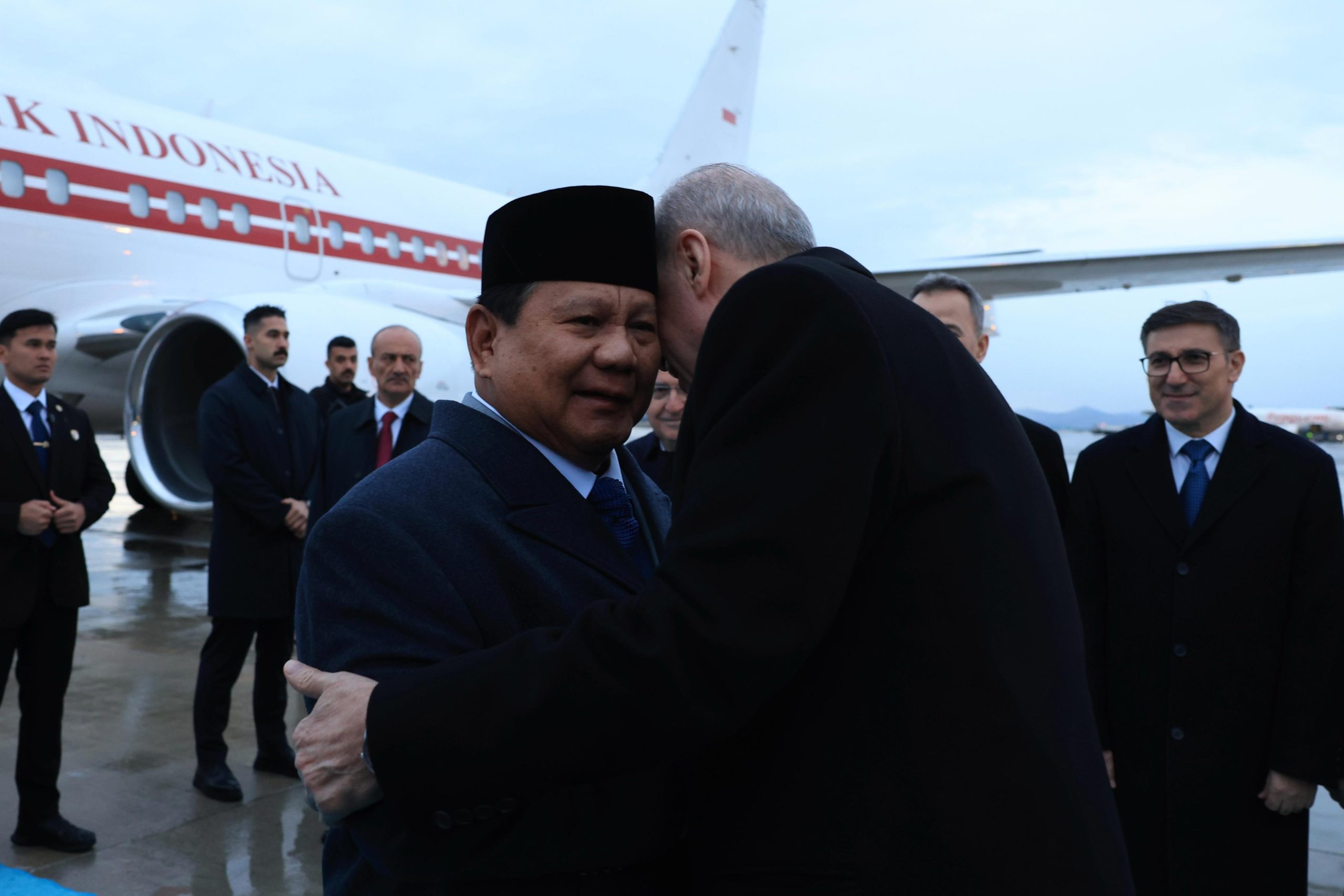 Prabowo Disambut Pelukan Hangat Erdogan Saat Tiba di Turki
