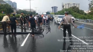 Papan reklame roboh di ruas Jalan Tol Dalam Kota (Damkot) KM 0.600 arah Pancoran-Cawang, Rabu, 9/4/2025 | Ist