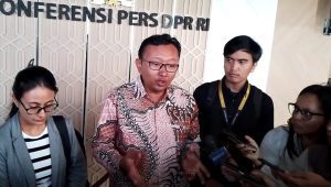 Perwakilan Koalisi Masyarakat Sipil Untuk Pembaharaun KUHAP Muhamad Isnur di gedung DPR RI, Jakarta Pusat, Selasa, 8/4/2025 | Muhammad Reza/Forum Keadilan