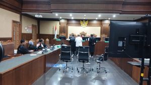 Hakim pembebas Ronald Tannur, Mangapul (baju putih) di Pengadilan Negeri Jakarta Pusat, Selasa, 8/4/2025 | Syahrul Baihaqi/Forum Keadilan