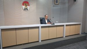 Jubir KPK Tessa Mahardhika Sugiarto dalam konferensi pers di Gedung Merah Putih KPK, Rabu, 9/4/2025 | Syahrul Baihaqi/Forum Keadilan