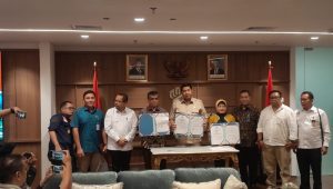 Penandatanganan MoU antara Menteri PKP Maruarar Sirait dengan Menteri Ketenagakerjaan Yasserli di kantor KemenPKP Gedung Wisma Mandiri, Kamis, 10/4/2025 | Novia Suhari/Forum Keadilan