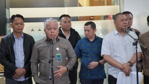 Kapuspenkum Kejagung Harli Siregar dan Direktur Penyidikan Jampidsus, Abdul Qohar dalam konferensi pers penetapan 3 tersangka baru di kasus korupsi korporasi minyak goreng di Gedjng Kejaksaan Agung, Senin, 14/4/2025, dini hari | Ist
