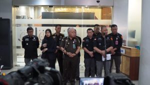 Kapuspenkum Kejagung Harli Siregar dan Direktur Penyidikan Jampidsus Kejagung Abdul Qohar dalam konferensi pers penetapan tersangka dari Wilmar Group di Gedung Kejagung, Selasa, 15/4/2025 | Ist