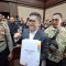 Sekjen PDI Perjuangan Hasto Kristiyanto tiba di ruang sidang sambil membawa berkas perkara yang menjeratnya, Kamis, 17/4/2025 | Syahrul Baihaqi/Forum Keadilan