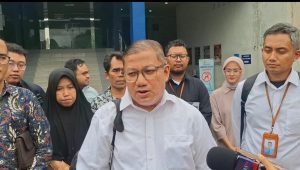 Kuasa hukum Alm Soleh Darmawan Johny Alfaris (tengah), Petugas crisis center Badan Perlindungan Pekerja Migran Indonesia (BP3MI) Jawa Barat l, Firmansyah Ismail (kanan) di SPKT Polda Metro Jaya, Kamis 17/4/2025 | Ari Kurniansyah/Forum Keadilan