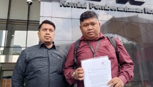 M Fithrat Irfan bersama kuasa hukumnya Azis Yanuar di Gedung Merah Putih KPK, Jakarta Selatan, Selasa, 22/4/2025 | Ist