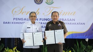Sekretaris Jenderal Kementerian Imigrasi dan Pemasyarakatan Asep Kurnia dan Jaksa Agung Muda Pembinaan Bambang S Rukmono saat acara serah terima pengalihan fungsi Rupbasan Kementerian Imipas ke Kejaksaan Agung RI di Aula Rupbasan, Cipinang, Jakarta Timur, Rabu, 30/4/2025 | Ist