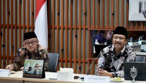 Menteri Sosial (Mensos) Saifullah Yusuf atau Gus Ipul dan Mendikdasmen Abdul Mu'ti menyampaikan penerbitan Inpres Nomor 8 Tahun 2025 Tentang Pengetasan Kemiskinan Ekstrem di Kantor Kementerian Pendidikan Dasar dan Menengah pada Selasa, 8/4/2025. | Dok Kementerian Sosial