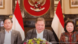 Menteri Koordinator (Menko) Bidang Perekonomian Indonesia, Airlangga Hartarto dalam konferensi pers Perkembangan Terkini Negoisasi dan Diplomasi Perdagangan Indonesia - Amerika Serikat dari Washington, Jumat, 18/4/2025. | YouTube Perekonomian RI