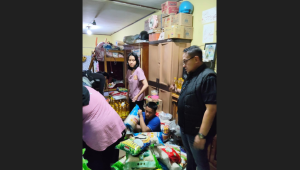 Kapolsek Cempaka Putih Kompol Sulistiyo Yudo Pangestu, saat menggeledah rumah pelaku vocher palsu RSIJ Cempaka Putih, Sabtu, 26/4/2025 | Ist