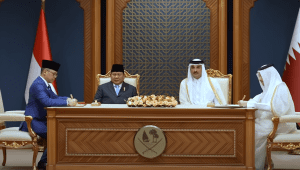 Presiden Republik Indonesia Prabowo Subianto melakukan pertemuan dengan Presiden Prabowo dan Emir Qatar, Sheikh Tamim Bin Hamad Al-Thani dan menyaksikan langsung penandatanganan Memorandum of Understanding (MoU) antara Pemerintah Republik Indonesia dan Pemerintah Negara Qatar. Penandatanganan tersebut digelar dalam pertemuan kedua pemimpin di Istana Amiri Diwan, Doha, Minggu, 13/4/2025. | YouTube Sekretariat Negara