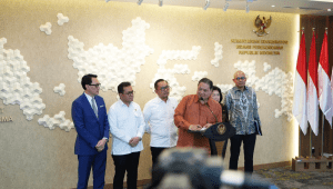 Menteri Koordinator Bidang Perekonomian Airlangga Hartato saat memberikan keterangan pers usai Rapat Koordinasi Terbatas Persiapan Pertemuan dengan Pemerintah AS terkait Tarif Perdagangan di Kantor Kemenko Perekonomian, Senin, 14/4/2025. | Dok Kementerian Koordinator Bidang Perekonomian RI