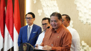 Menteri Koordinator Bidang Perekonomian Airlangga Hartato saat memberikan keterangan pers usai Rapat Koordinasi Terbatas Persiapan Pertemuan dengan Pemerintah AS terkait Tarif Perdagangan di Kantor Kemenko Perekonomian, Senin, 14/4/2025. | Dok Kementerian Koordinator Bidang Perekonomian RI