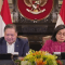 Menteri Koordinator (Menko) Bidang Perekonomian Airlangga Hartarto dan Menteri Keuangan (Menkeu) Sri Mulyani dalam update perkembangan negosiasi Tarif Impor Trump, pada Jumat, 25/4/2025. | YouTube Kementerian Koordinator Perekonomian RI