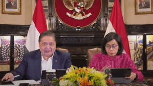 Menteri Koordinator (Menko) Bidang Perekonomian Airlangga Hartarto dan Menteri Keuangan (Menkeu) Sri Mulyani dalam update perkembangan negosiasi Tarif Impor Trump, pada Jumat, 25/4/2025. | YouTube Kementerian Koordinator Perekonomian RI