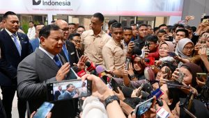 Presiden Prabowo Subianto memberikan keterangan pers usai memberikan arahan kepada 1.500 pimpinan Badan Usaha Milik Negara (BUMN) dalam acara Town Hall Danantara Indonesia 2025, di Jakarta Convention Center (JCC) pada Senin, 28/4/2025. | BPMI Setpres/Muchlis Jr