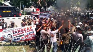 Gerakan Nasional Triga Nusantara Indonesia menggelar aksi unjuk rasa di depan Gedung Merah Putih Komisi Pemberantasan Korupsi (KPK), Jakarta Selatan, pada Senin, 5/5/2025 | Muhammad Reza/Forum Keadilan
