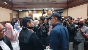 Heru Hanindyo (pakai topi), Hakim Non aktif PN Surbaya, usai pembacaan tuntutan kasus suap vonis bebas di PN Tipikor Jakarta Pusat, Selasa, 22/4/2025 | Syahrul Baihaqi/Forum Keadilan