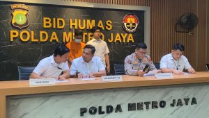 Kasubdit IV Siber Polda Metro Jaya, AKBP Herman Edco Wijaya Simbolon, (tengah), Penyidik Subdit IV Ditressiber Polda Metro Jaya, Ipda Maridhi (paling kiri), Kasubditpenmas AKBP Reonald Simanjuntak (Kanan), saat konferensi pers mengatakan ngungkapan kasus pemerasan bermodus “sextortion” di Polda Metro Jaya, Selasa 6/5/2025 | Ari Kurniansyah/Forum Keadilan