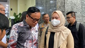 Wamenaker Immanuel Ebenezer saat berbincang dengan salah satu diduga korban pelecehan Eks Rektor UP di Polda Metro Jaya, Rabu, 7/5/2025 | Ari Kurniansyah/Forum Keadilan