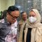 Wamenaker Immanuel Ebenezer saat berbincang dengan salah satu diduga korban pelecehan Eks Rektor UP di Polda Metro Jaya, Rabu, 7/5/2025 | Ari Kurniansyah/Forum Keadilan