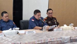 Direktur Penuntutan Jaksa Agumg Muda Pidana Khusus Kejagung Sutikno, saat memberikan keterangan kepada media di Kejagung RI, Jakarta Selatan, Kamis 8/5/2025 | Ist