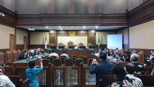 Mantan Menteri Perdagangan 2014-2015 Rachmat Gobel (kiri) menjadi saksi dalam perkara Importasi Gula yang menjerat Tom Lembong, di Pengadilan Tipikor Jakarta Pusat, Kamis, 15/5/2025 | Syahrul Baihaqi/Forum Keadilan