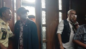 Arif Budi Raharjo (Mengenakan Topi) saat di Pengadilan Tipikor Jakarta Pusat, Jumat, 16/5/2025 | Syahrul Baihaqi/Forum Keadilan