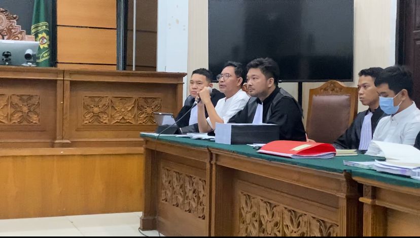 Zulkarnain Apriliantony diruang sidang perkara perlindungan situs judi online (judol) oleh Kementerian Komunikasi dan Digital (Komdigi), di Pengadilan Negeri Jakarta Selatan, Rabu 21/5/2025 | Ari Kurniansyah/ Forum Keadilan