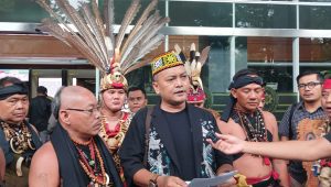 Politisi PDIP, Guntur Romli saat membacakan surat Sekjen PDIP Hasto Kristiyanto di depan Pengadilan Tipikor Jakarta Pusat, Kamis, 22/5/2025. | Syahrul Baihaqi/ Forum Keadilan