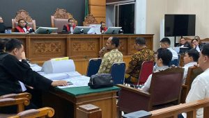Sopir pribadi terdakwanya Denden Imadudin Soleh, Irfan Rusdiana (kiri) saat menjadi saksi dalam sidang perkara kasus melindungi website judol yang melibatkan pegawai kominfo saat ini komdigi, di PN Jakarta Selatan, Kamis 22/5/2025 | Ari Kurniansyah/ Forum Keadilan