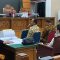 Sopir pribadi terdakwanya Denden Imadudin Soleh, Irfan Rusdiana (kiri) saat menjadi saksi dalam sidang perkara kasus melindungi website judol yang melibatkan pegawai kominfo saat ini komdigi, di PN Jakarta Selatan, Kamis 22/5/2025 | Ari Kurniansyah/ Forum Keadilan