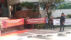 ASN BRIN Gelar Aksi Protes Desak Presiden Prabowo Copot Kepala BRIN Laksana Tri Handoko di depan Gedung BRIN, Jakarta, Selasa, 27/5/2025 | Muhammad Reza/Forum Keadilan