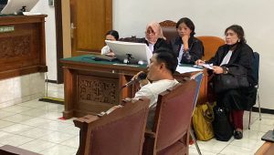 Terdakwa Muhrijan alias Agus, saat memberikan keterangan sebagai saksi dalam sidang perkara kasus perlindungan web judol melibatkan komdigi dengan terdakwa Darmawati (istri Muhrijan), di PN Jaksel, Selasa, 27/5/2025 | Ari Kurniansyah/Forum Keadilan