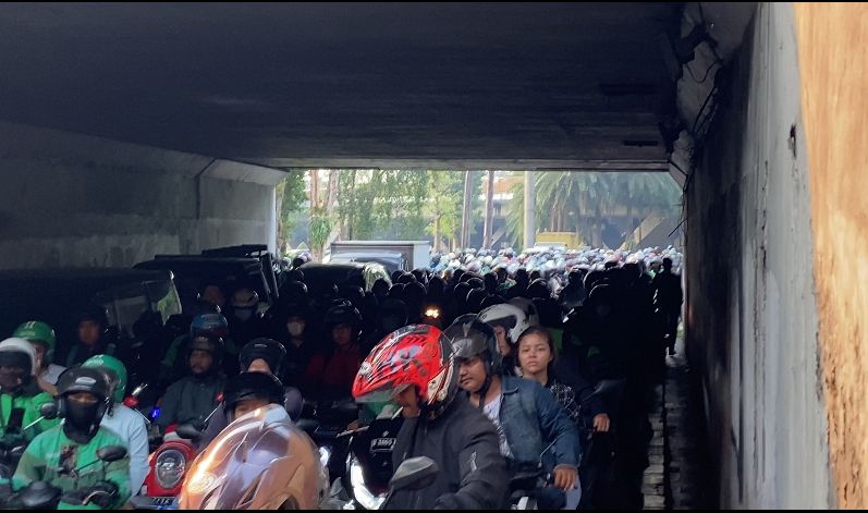 Macet Parah Terjadi dari Gatsu hingga Sudirman, Polisi Tutup Akses Mobil Arah Senayan-Blok M