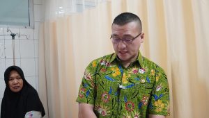 Anggota Komisi C DPRD DKI Jakarta Fraksi PDI Perjuangan Hardiyanto Kenneth, saat melakukan peninjauan terkait aduan masyarakat di, Rumah Sakit Umum Daerah (RSUD) Cengkareng, Jakarta Barat, Minggu, 25/5/2025 | Ist